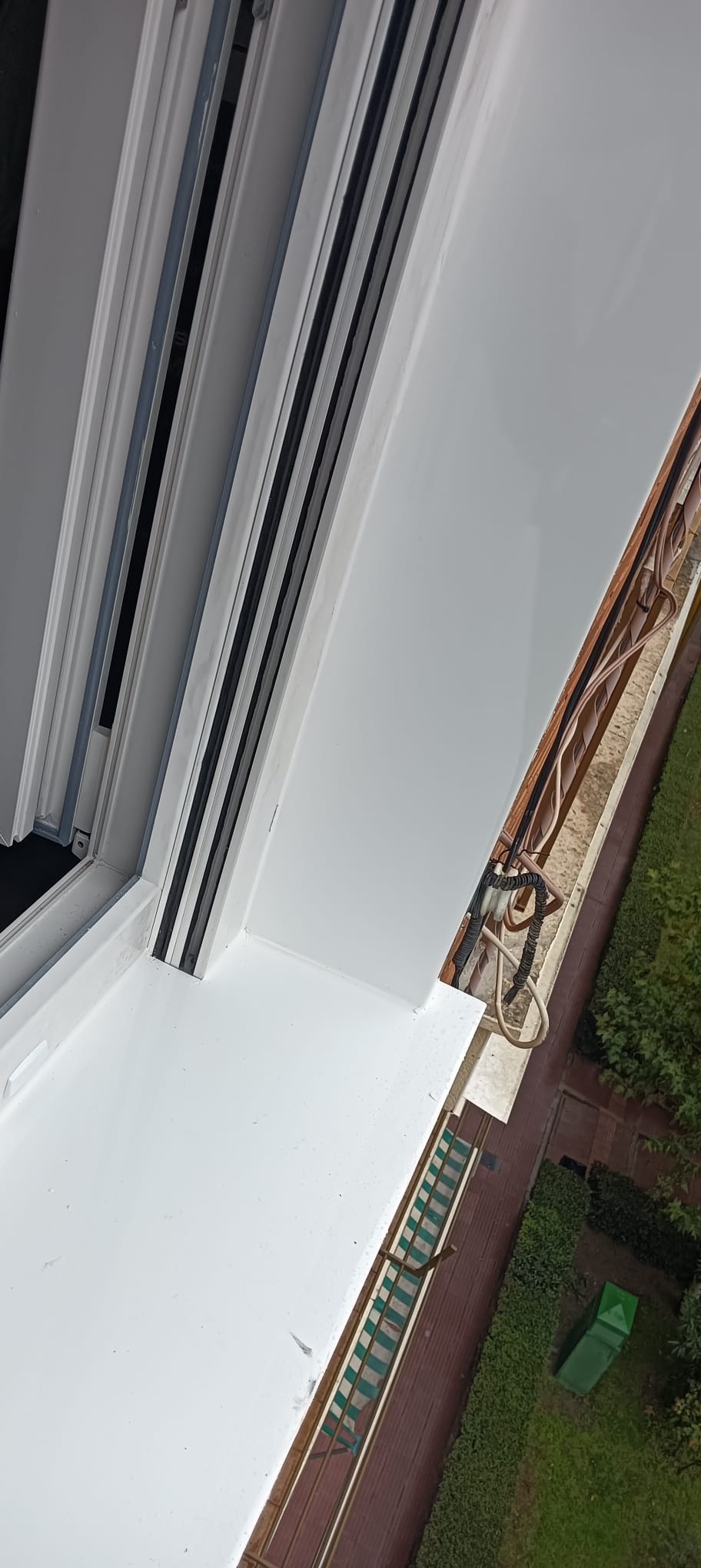 VENTANAS VIVIENDA CON EMBOCADURA DE CHAPA POR LA PARTE EXTERIOR